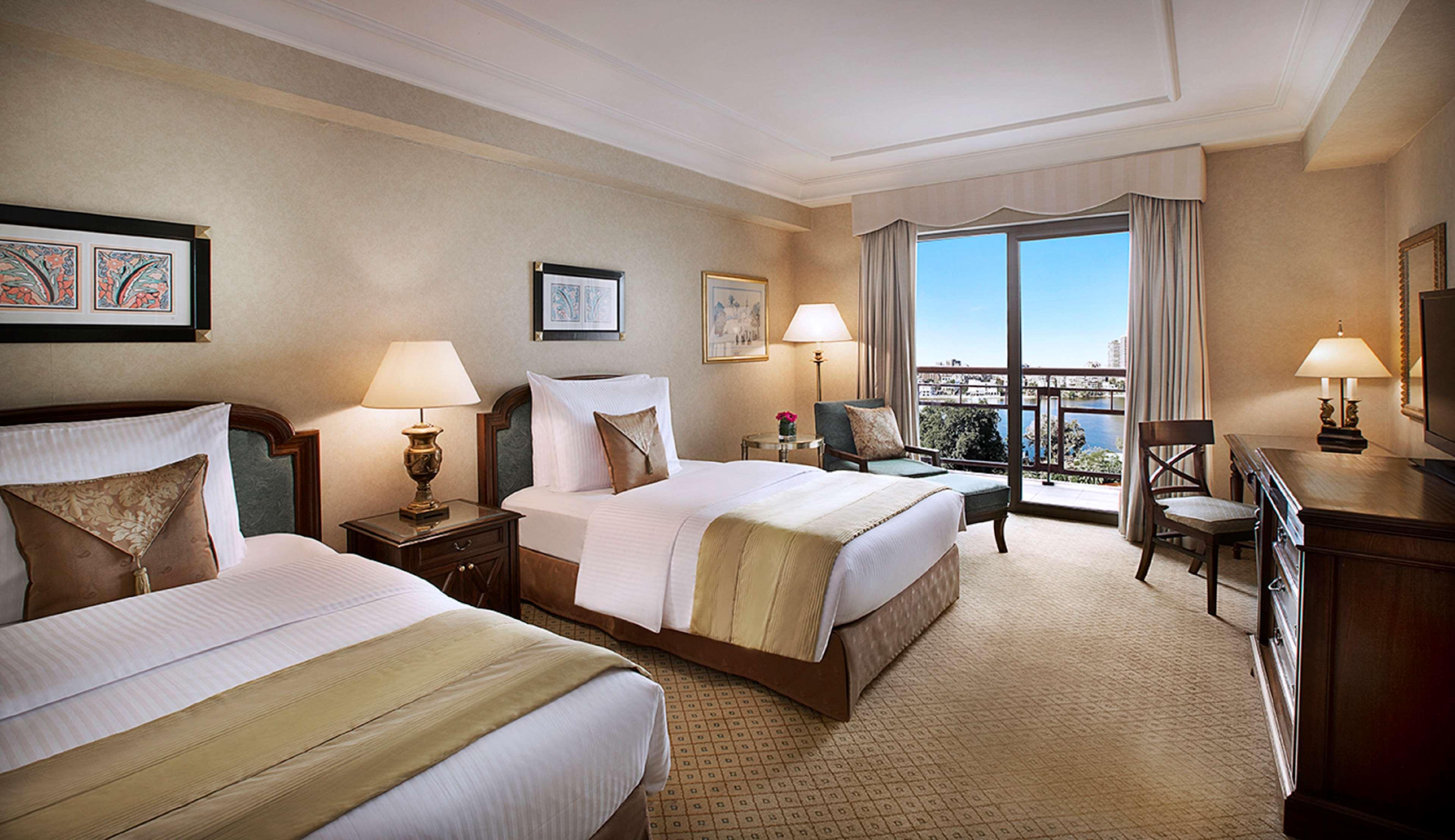 Sofitel Cairo Downtown Nile Hotel Buitenkant foto A guest room at the Conrad Hilton Cairo